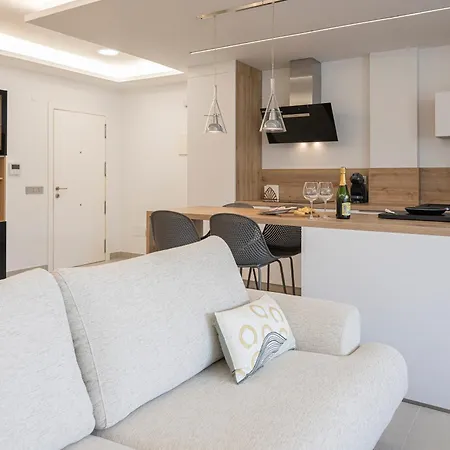 Splendid 3-br Just 3 Minutes From The Apartment