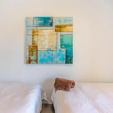 Splendid 3-br Just 3 Minutes From The Apartment