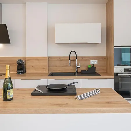 Splendid 3-br Just 3 Minutes From The Apartment *
