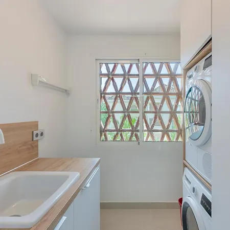 Splendid 3-br Just 3 Minutes From The *